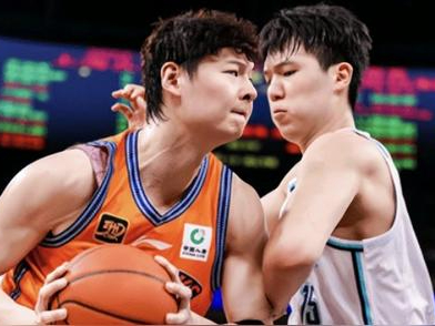 篮球比赛中球队表现出色实现连胜